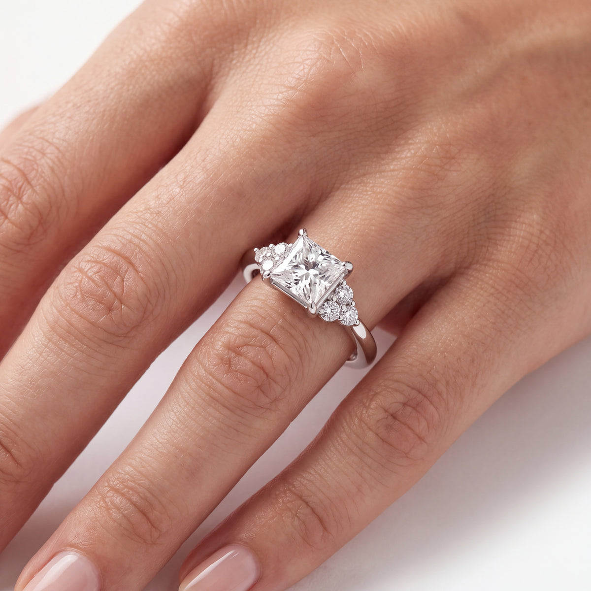 _lifestyle_image@SKU:R0331-LADP01000004W #metal_10k-white-gold+origin_lab-grown+quality_g-si
