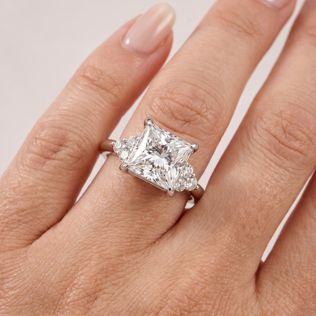 _lifestyle_image@SKU:R0331-LADP02000004W #metal_10k-white-gold+origin_lab-grown+quality_g-si