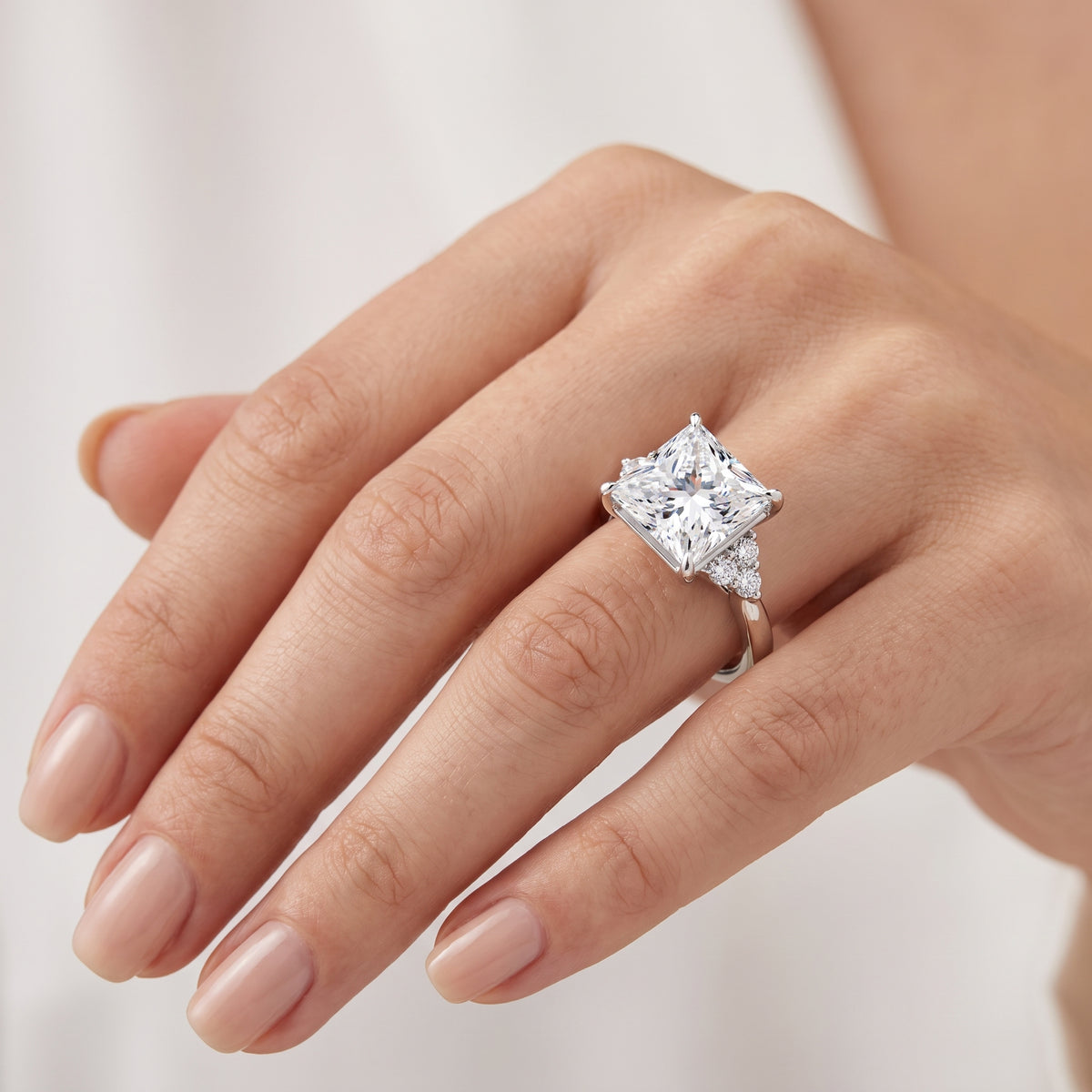 _lifestyle_image@SKU:R0331-LADP03000004W #metal_10k-white-gold+origin_lab-grown+quality_g-si