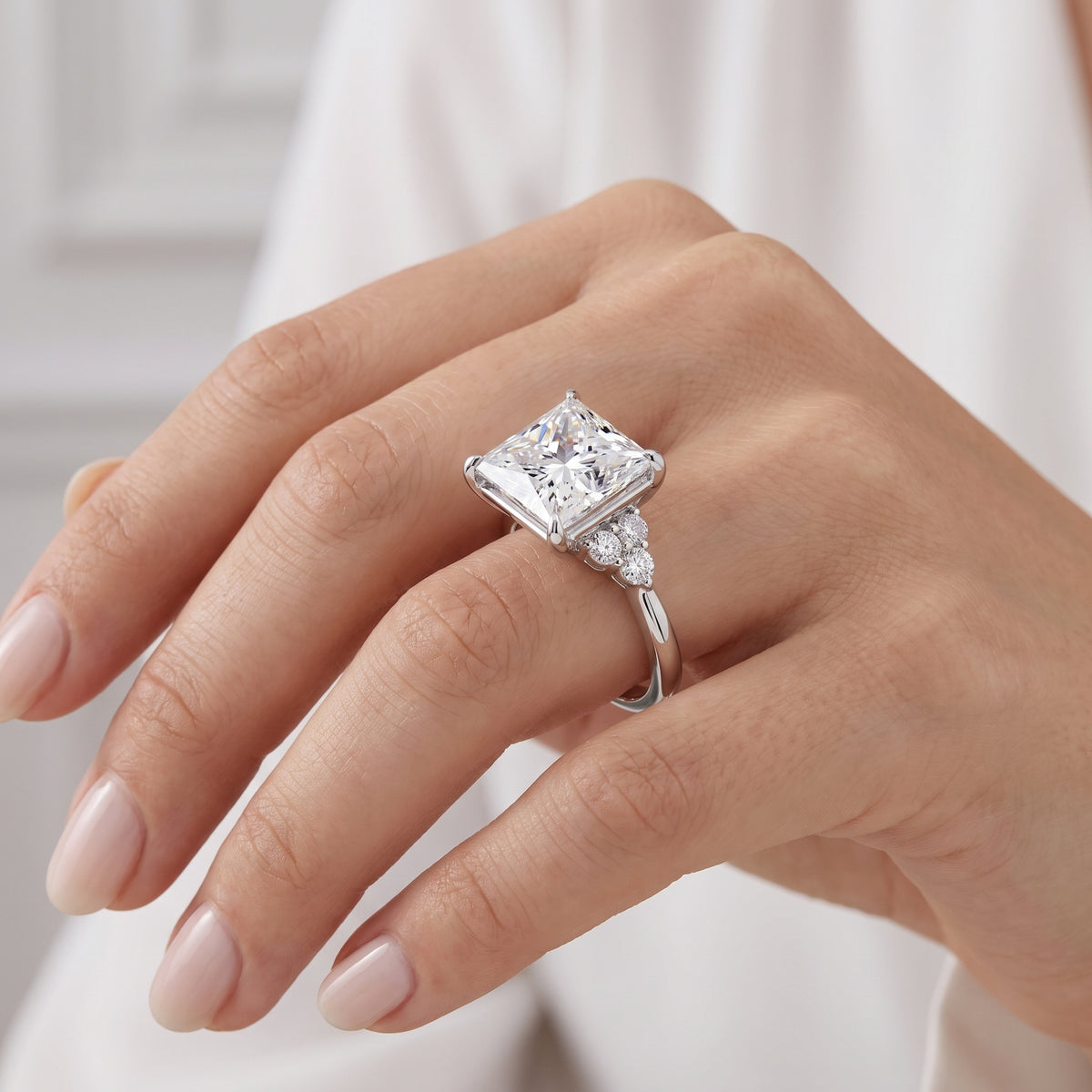 _lifestyle_image@SKU:R0331-LADP04000004W #metal_10k-white-gold+origin_lab-grown+quality_g-si