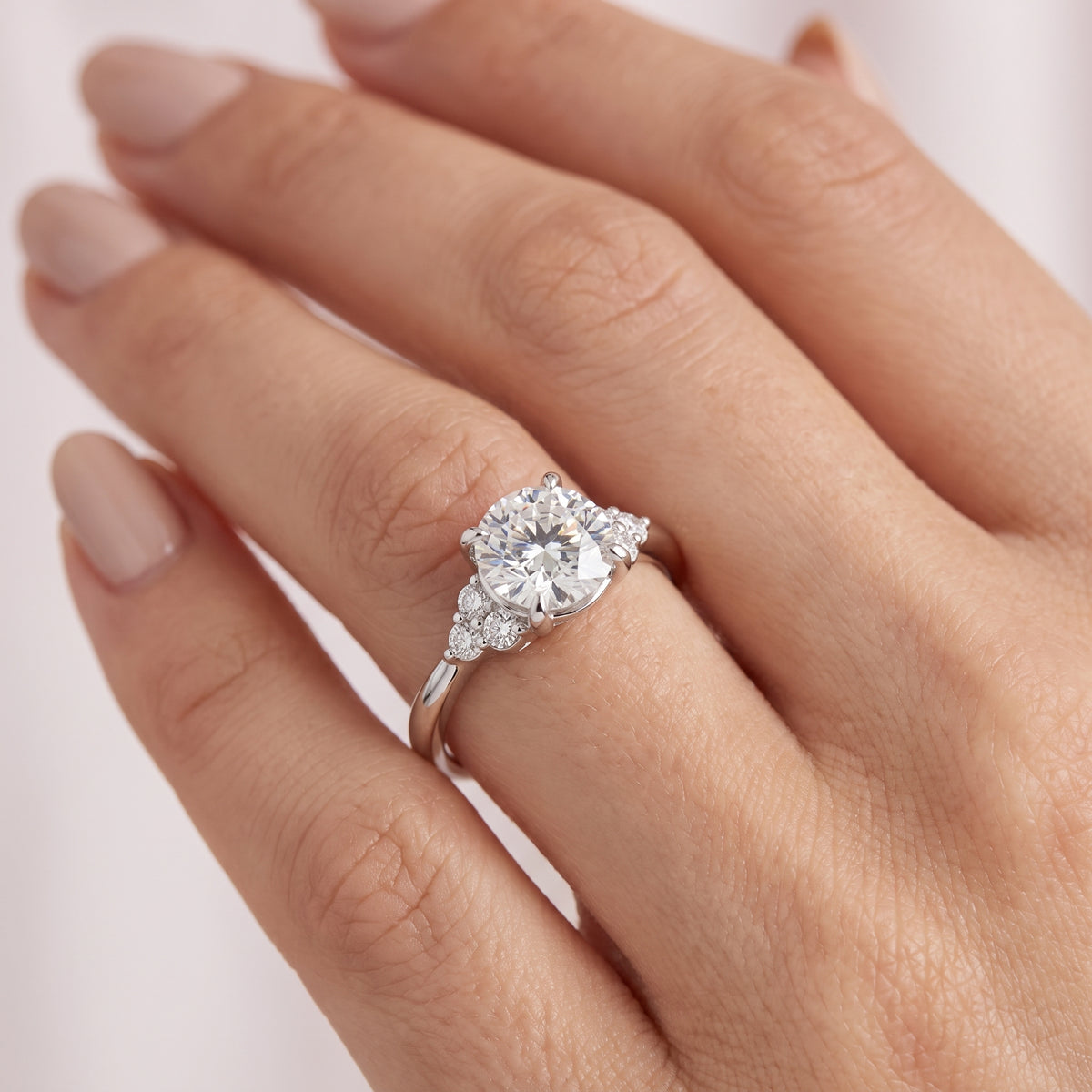 _lifestyle_image@SKU:R0331-LADR01000004W #metal_10k-white-gold+origin_lab-grown+quality_g-si