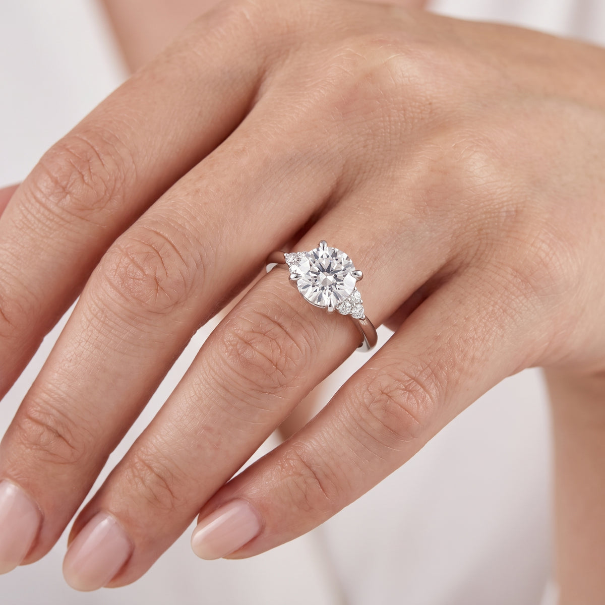 _lifestyle_image@SKU:R0331-LADR02000004W #metal_10k-white-gold+origin_lab-grown+quality_g-si