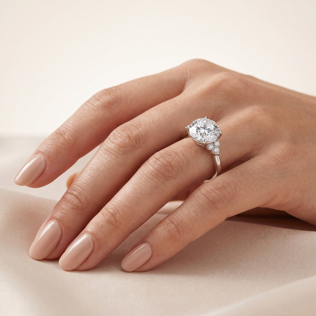 _lifestyle_image@SKU:R0331-LADR03000004W #metal_10k-white-gold+origin_lab-grown+quality_g-si