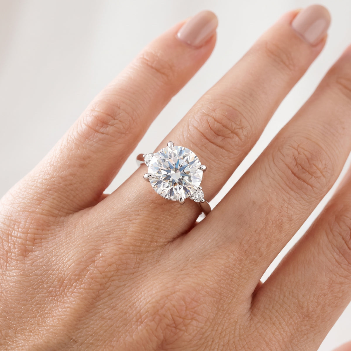 _lifestyle_image@SKU:R0331-LADR04000004W #metal_10k-white-gold+origin_lab-grown+quality_g-si