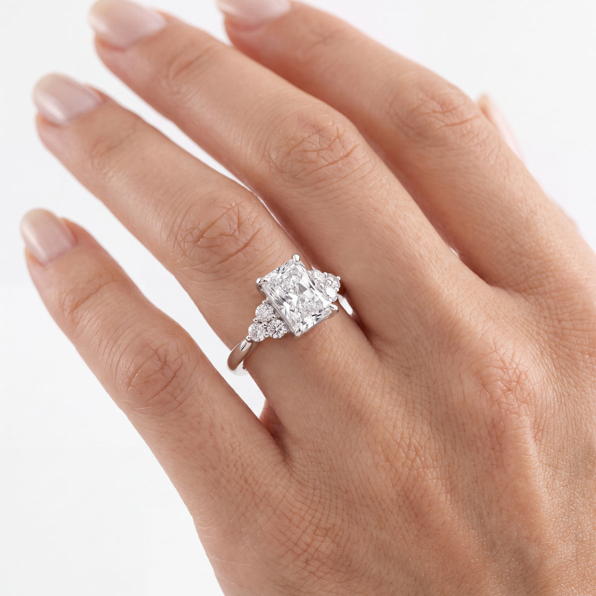 _lifestyle_image@SKU:R0331-LADT01000004W #metal_10k-white-gold+origin_lab-grown+quality_g-si