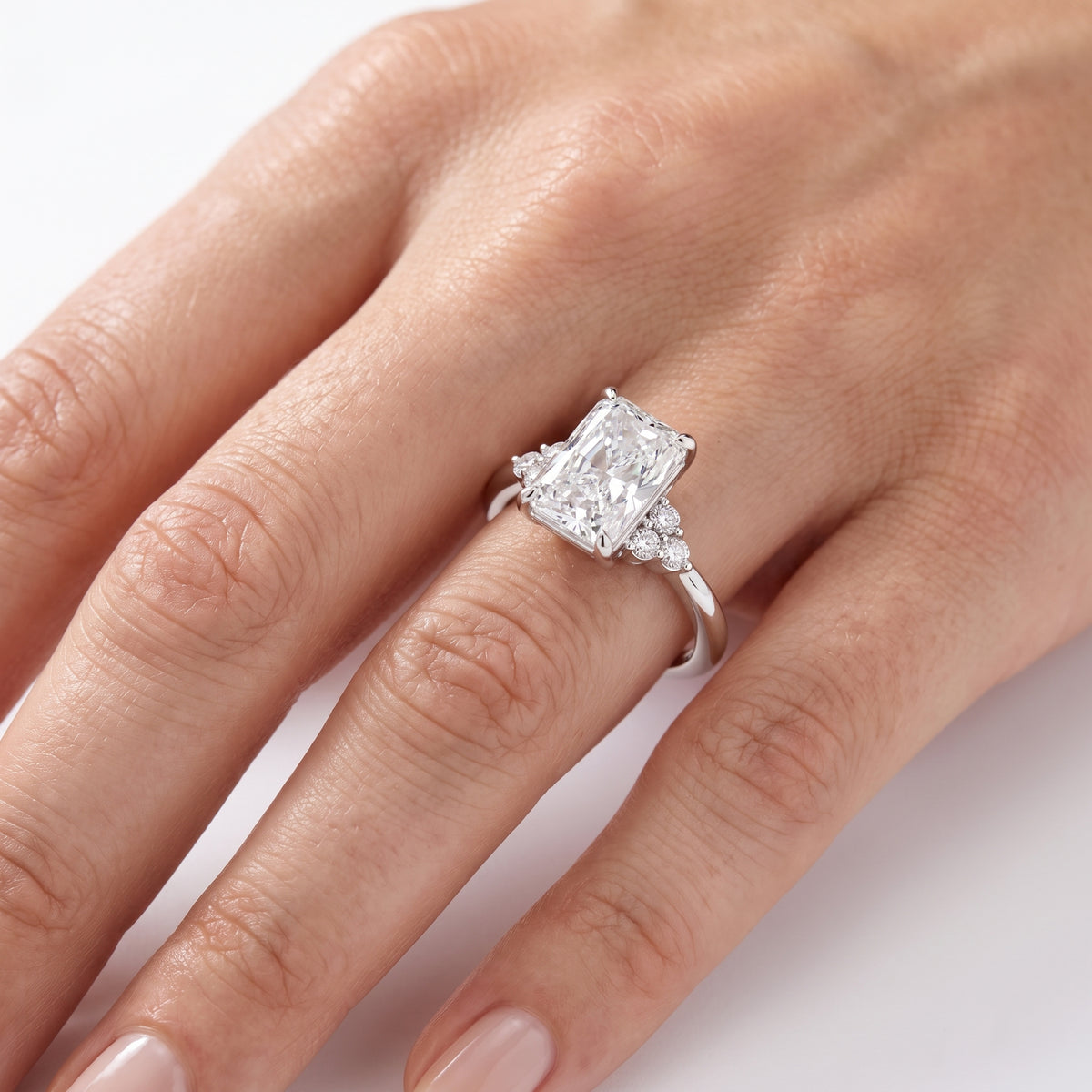 _lifestyle_image@SKU:R0331-LADT02000004W #metal_10k-white-gold+origin_lab-grown+quality_g-si