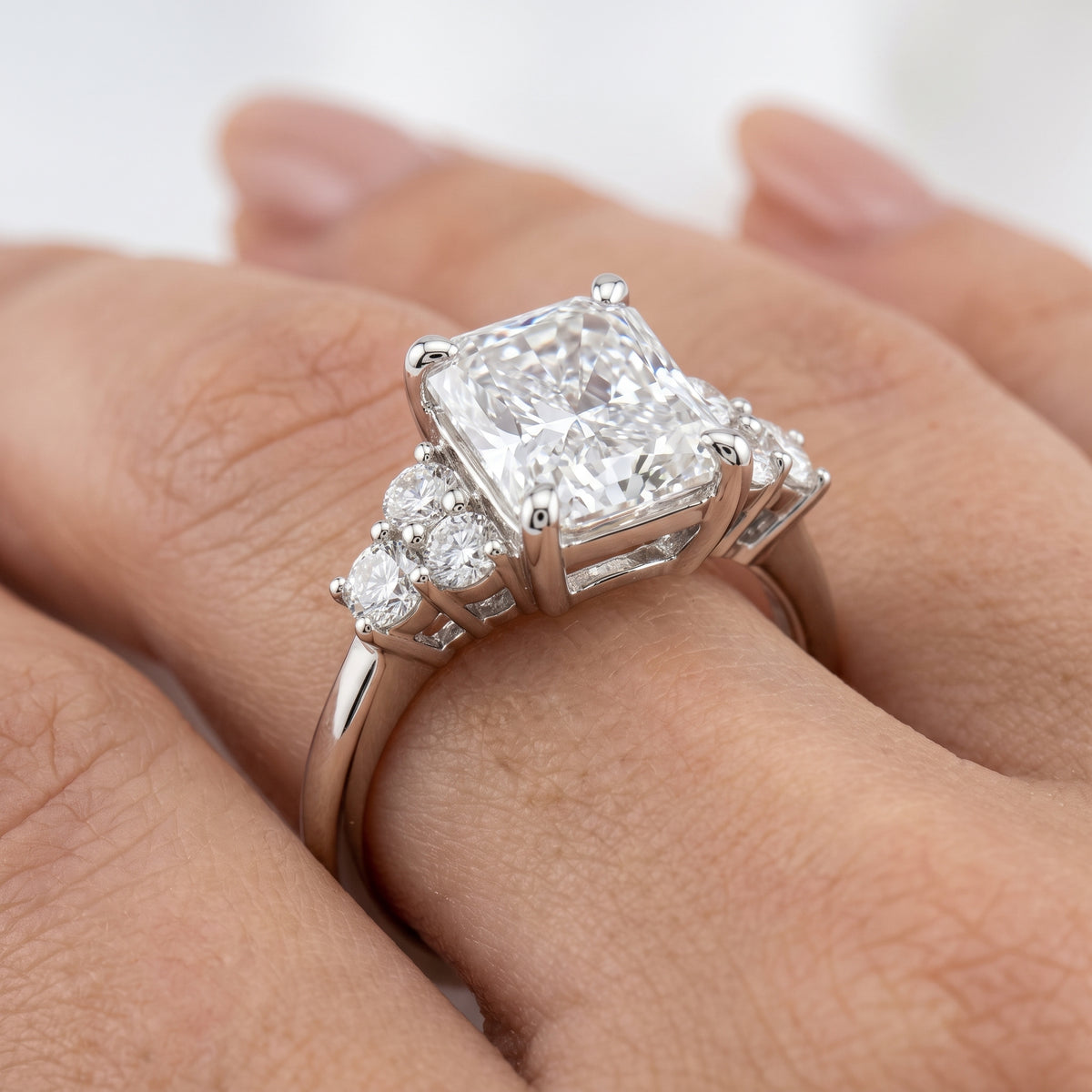 _lifestyle_image@SKU:R0331-LADT03000004W #metal_10k-white-gold+origin_lab-grown+quality_g-si