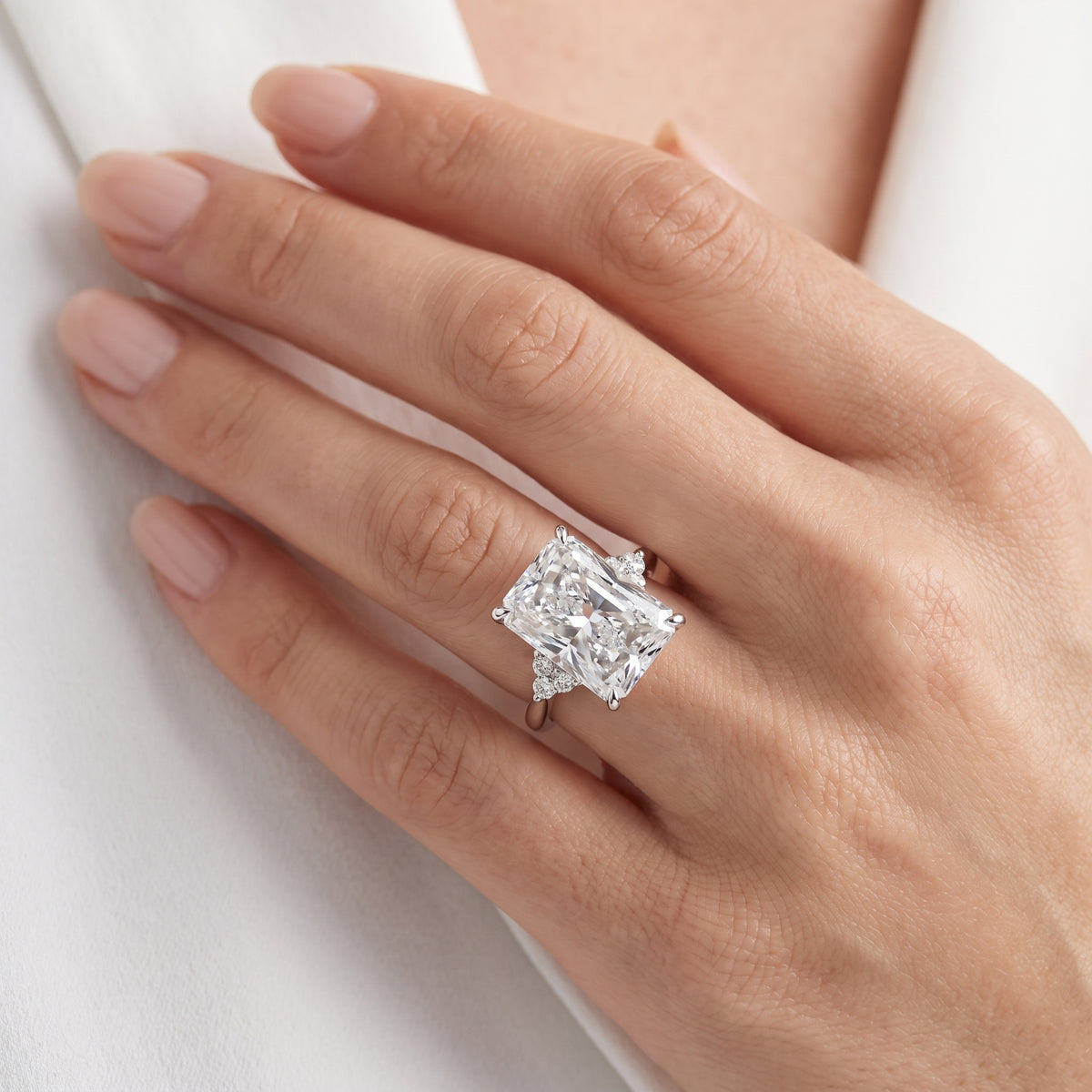_lifestyle_image@SKU:R0331-LADT04000004W #metal_10k-white-gold+origin_lab-grown+quality_g-si
