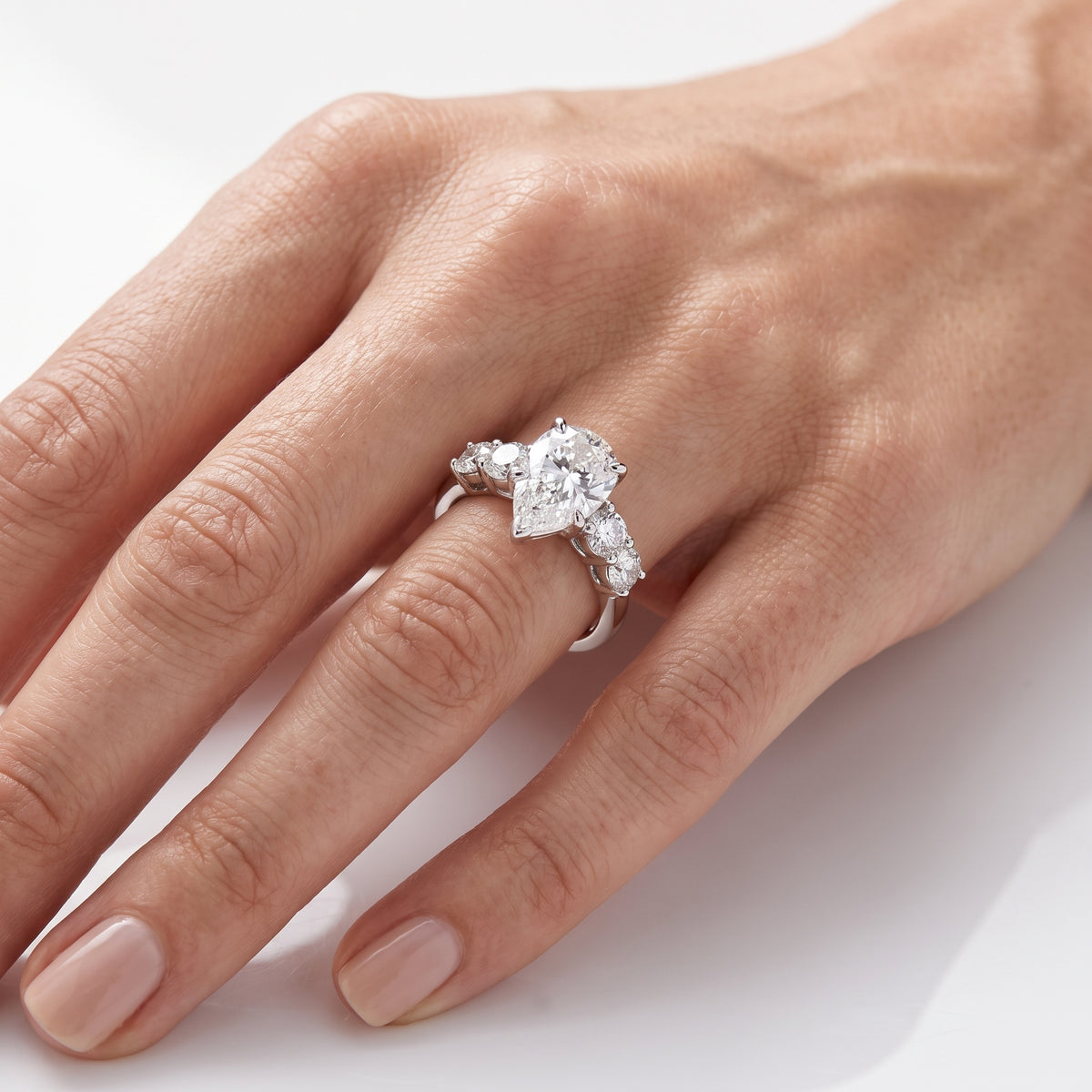 _lifestyle_image@SKU:R0331-NADD02000004W #metal_14k-white-gold+origin_lab-grown+quality_ef-vs2+