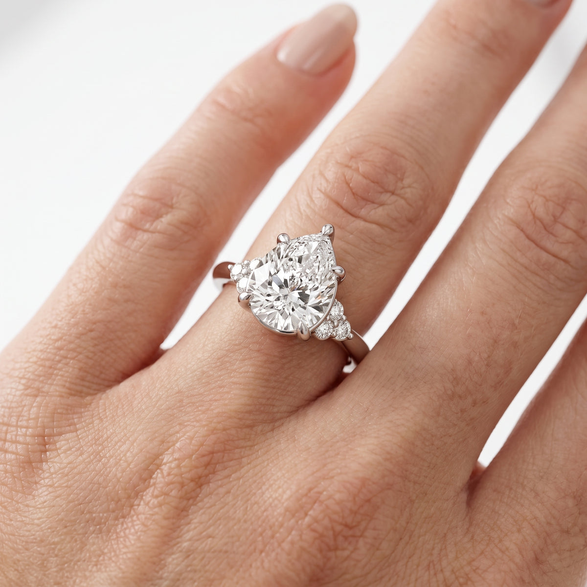 _lifestyle_image@SKU:R0331-NADD0200000PL #metal_platinum+origin_lab-grown+quality_ef-vs2+