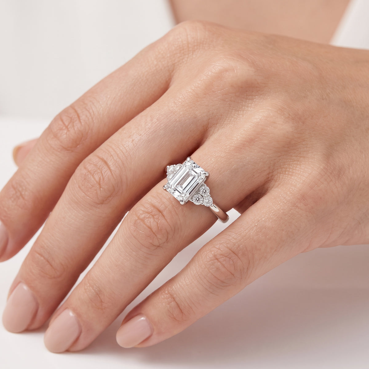 _lifestyle_image@SKU:R0331-NADE01000004W #metal_14k-white-gold+origin_lab-grown+quality_ef-vs2+