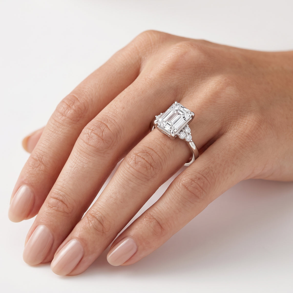 _lifestyle_image@SKU:R0331-NADE02000004W #metal_14k-white-gold+origin_lab-grown+quality_ef-vs2+