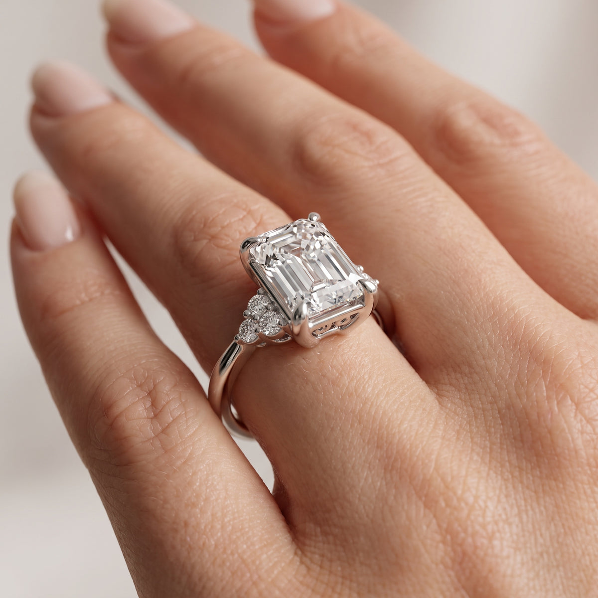 _lifestyle_image@SKU:R0331-NADE0200000PL #metal_platinum+origin_lab-grown+quality_ef-vs2+