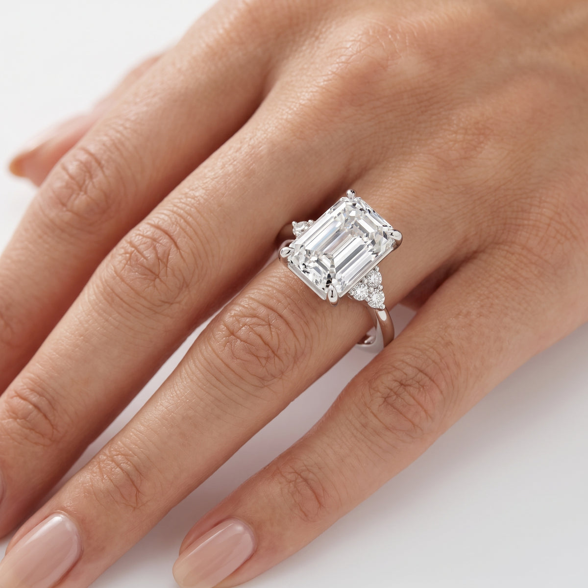 _lifestyle_image@SKU:R0331-NADE03000004W #metal_14k-white-gold+origin_lab-grown+quality_ef-vs2+
