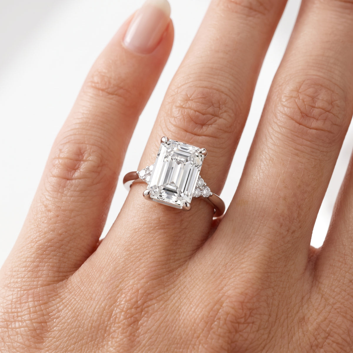 _lifestyle_image@SKU:R0331-NADE0300000PL #metal_platinum+origin_lab-grown+quality_ef-vs2+