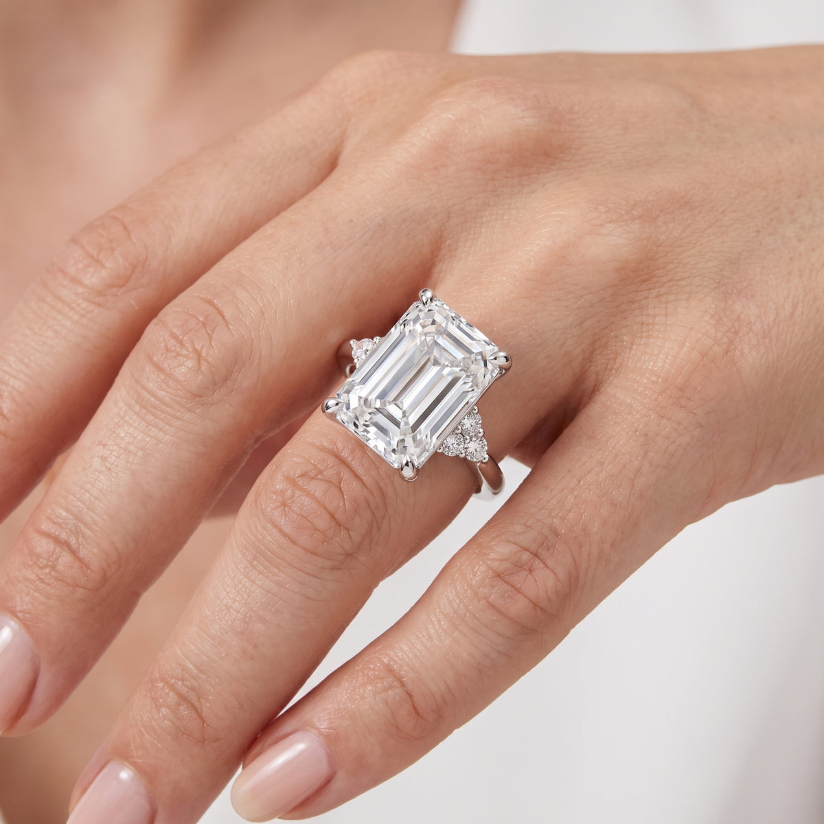 _lifestyle_image@SKU:R0331-NADE04000004W #metal_14k-white-gold+origin_lab-grown+quality_ef-vs2+