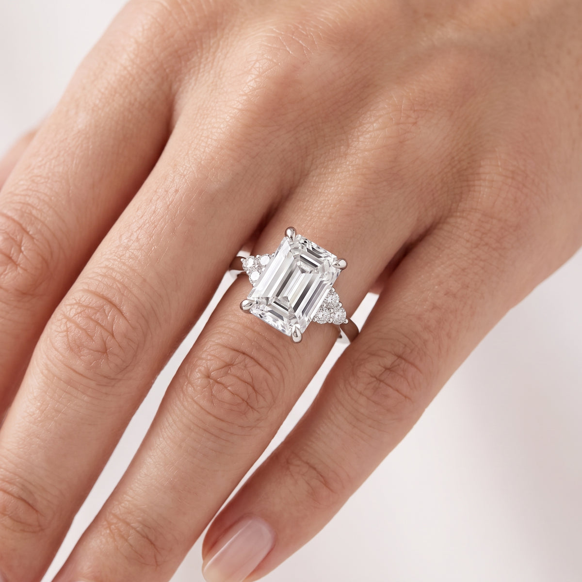 _lifestyle_image@SKU:R0331-NADE0400000PL #metal_platinum+origin_lab-grown+quality_ef-vs2+