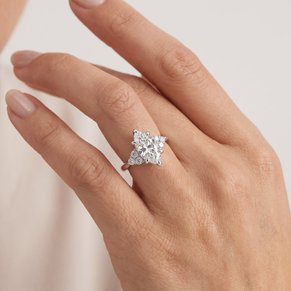 _lifestyle_image@SKU:R0331-NADM0100000PL #metal_platinum+origin_lab-grown+quality_ef-vs2+