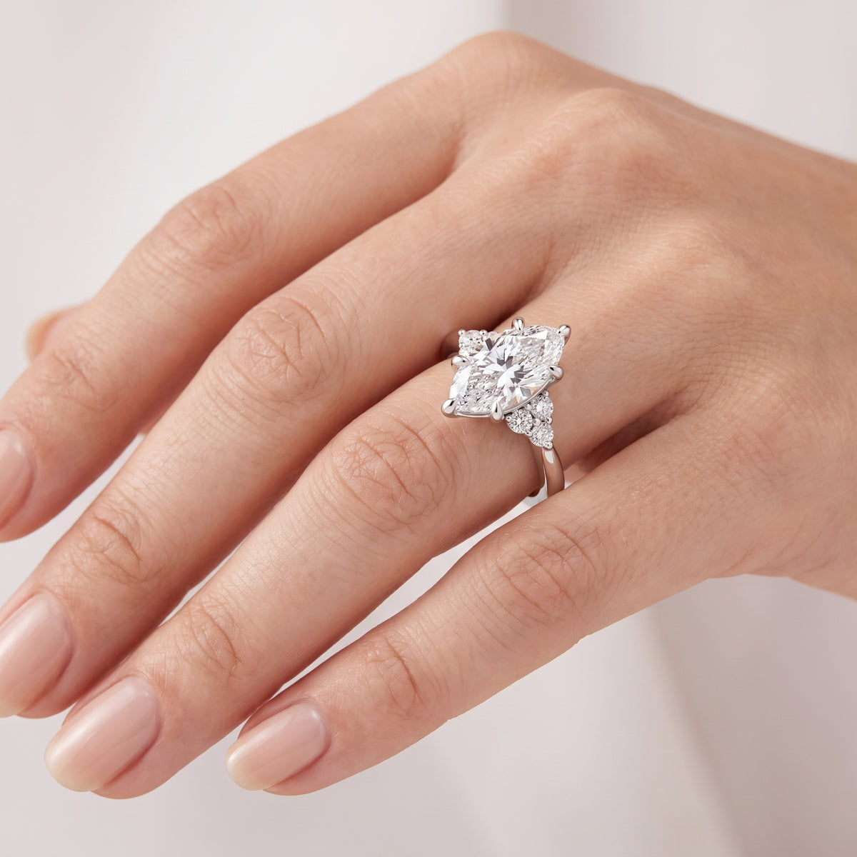 _lifestyle_image@SKU:R0331-NADM03000004W #metal_14k-white-gold+origin_lab-grown+quality_ef-vs2+