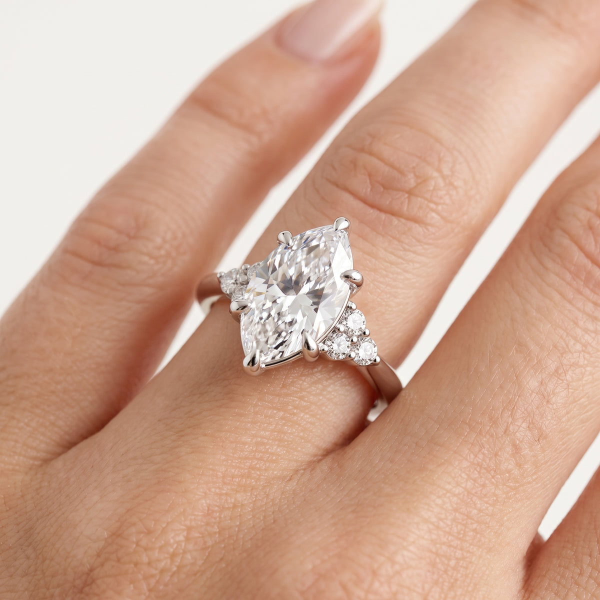 _lifestyle_image@SKU:R0331-NADM0300000PL #metal_platinum+origin_lab-grown+quality_ef-vs2+