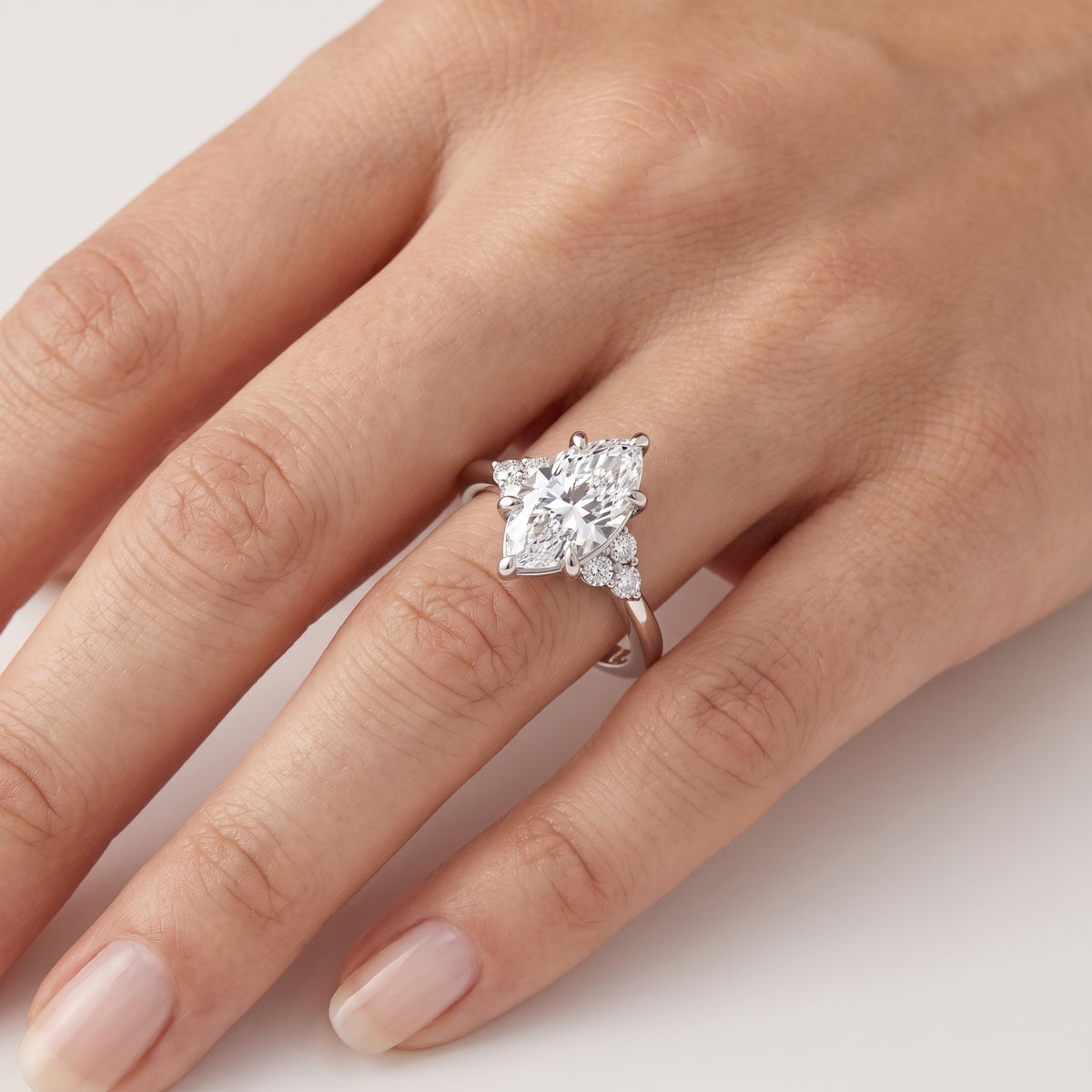_lifestyle_image@SKU:R0331-NADM0400000PL #metal_platinum+origin_lab-grown+quality_ef-vs2+