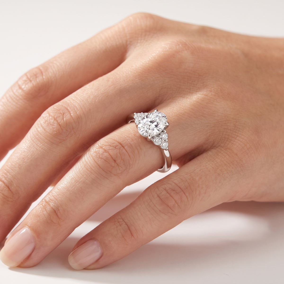 _lifestyle_image@SKU:R0331-NADO01000004W #metal_14k-white-gold+origin_lab-grown+quality_ef-vs2+