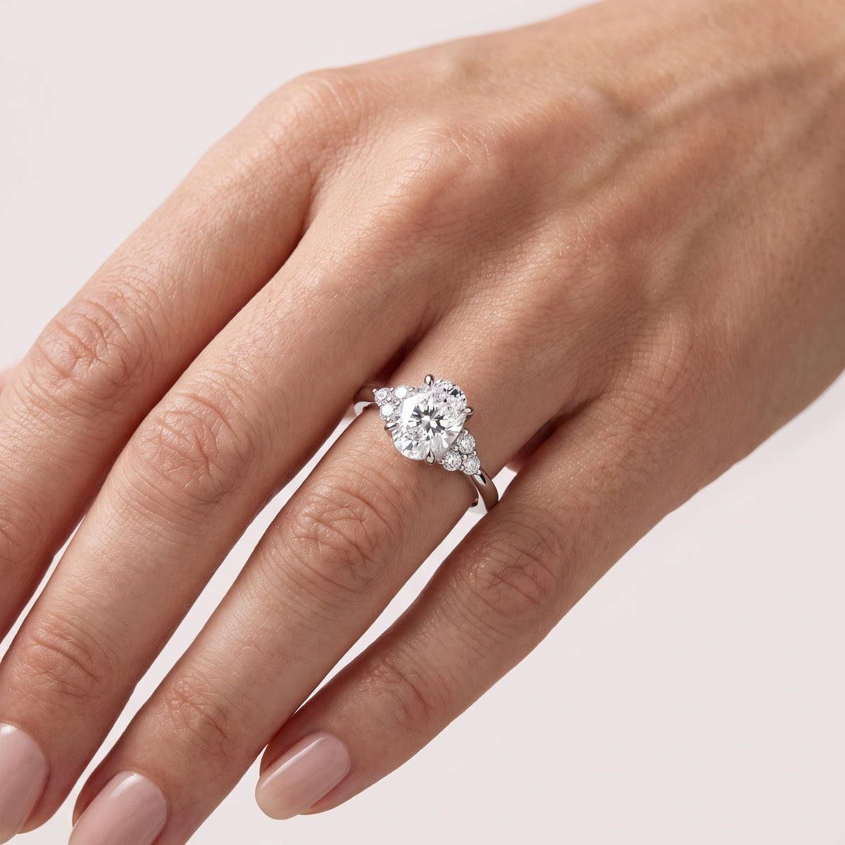 _lifestyle_image@SKU:R0331-NADO0100000PL #metal_platinum+origin_lab-grown+quality_ef-vs2+