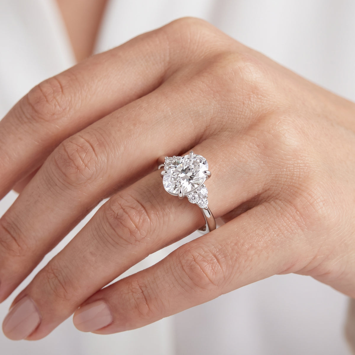 _lifestyle_image@SKU:R0331-NADO0200000PL #metal_platinum+origin_lab-grown+quality_ef-vs2+