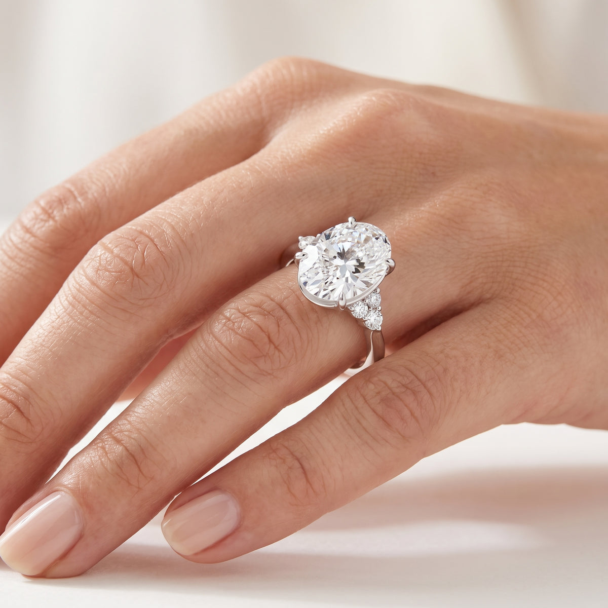 _lifestyle_image@SKU:R0331-NADO04000004W #metal_14k-white-gold+origin_lab-grown+quality_ef-vs2+