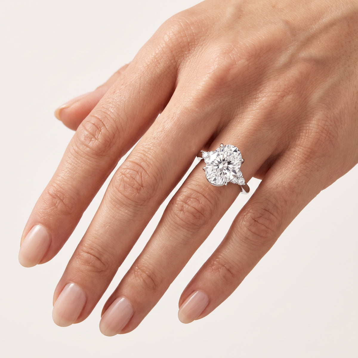 _lifestyle_image@SKU:R0331-NADO0400000PL #metal_platinum+origin_lab-grown+quality_ef-vs2+