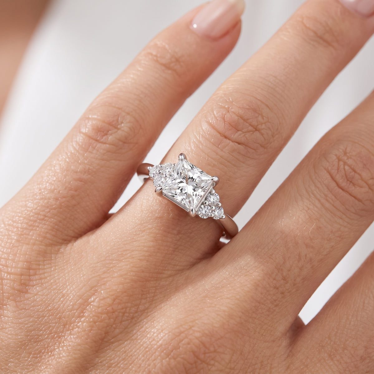 _lifestyle_image@SKU:R0331-NADP01000004W #metal_14k-white-gold+origin_lab-grown+quality_ef-vs2+