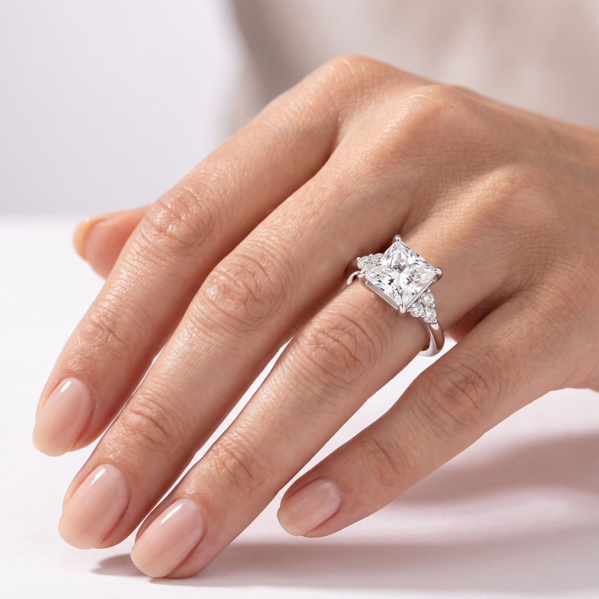 _lifestyle_image@SKU:R0331-NADP02000004W #metal_14k-white-gold+origin_lab-grown+quality_ef-vs2+