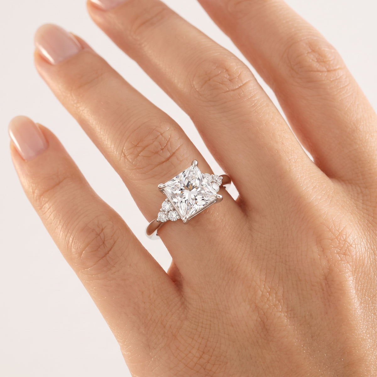 _lifestyle_image@SKU:R0331-NADP0200000PL #metal_platinum+origin_lab-grown+quality_ef-vs2+