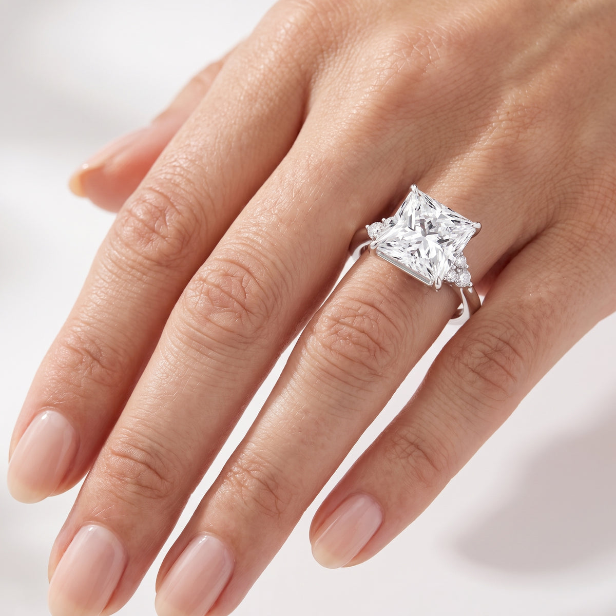 _lifestyle_image@SKU:R0331-NADP03000004W #metal_14k-white-gold+origin_lab-grown+quality_ef-vs2+
