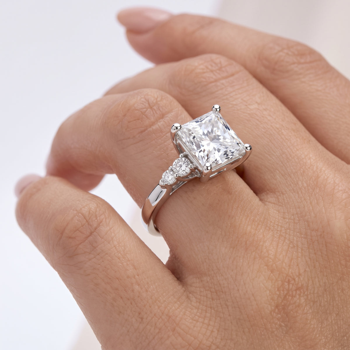_lifestyle_image@SKU:R0331-NADP04000004W #metal_14k-white-gold+origin_lab-grown+quality_ef-vs2+
