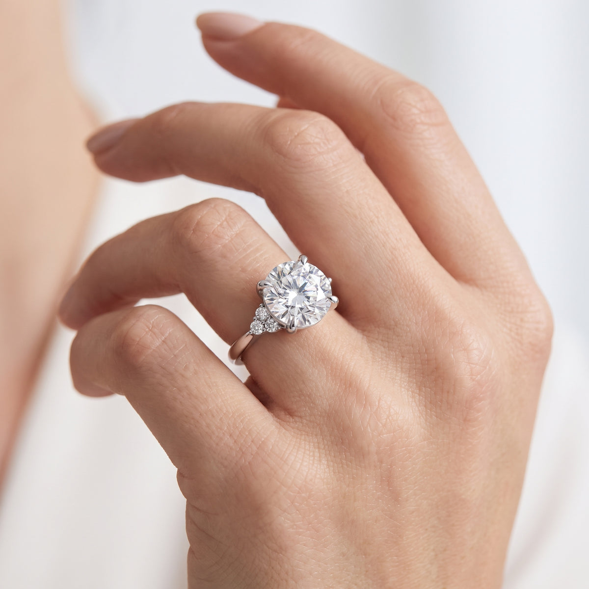 _lifestyle_image@SKU:R0331-NADR02000004W #metal_14k-white-gold+origin_lab-grown+quality_ef-vs2+