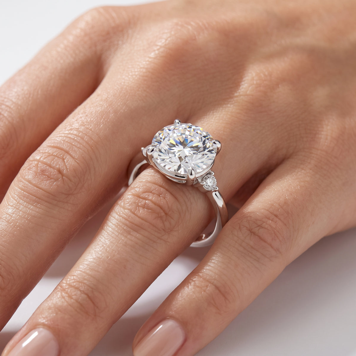 _lifestyle_image@SKU:R0331-NADR03000004W #metal_14k-white-gold+origin_lab-grown+quality_ef-vs2+