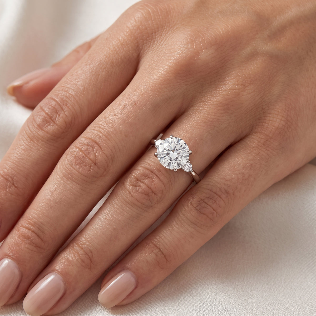 _lifestyle_image@SKU:R0331-NADR0300000PL #metal_platinum+origin_lab-grown+quality_ef-vs2+