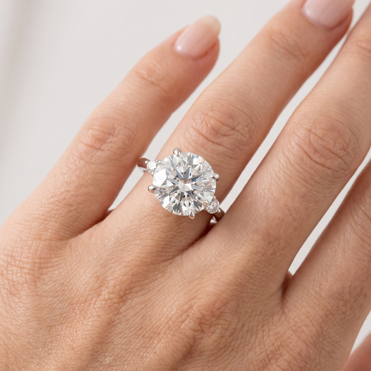 _lifestyle_image@SKU:R0331-NADR04000004W #metal_14k-white-gold+origin_lab-grown+quality_ef-vs2+