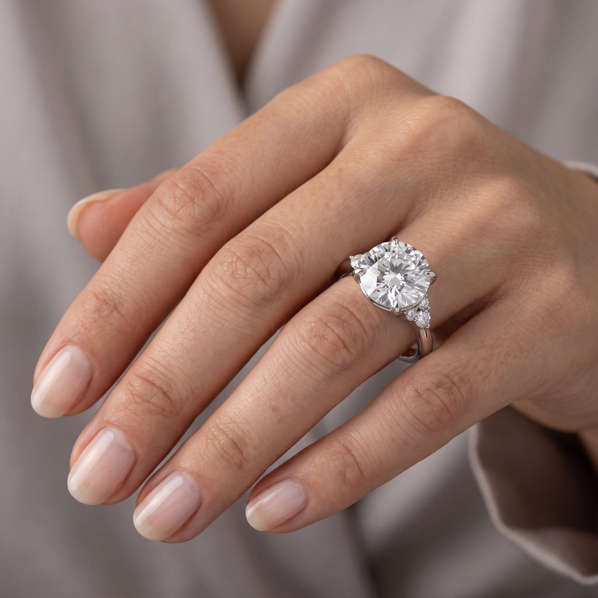 _lifestyle_image@SKU:R0331-NADR0400000PL #metal_platinum+origin_lab-grown+quality_ef-vs2+