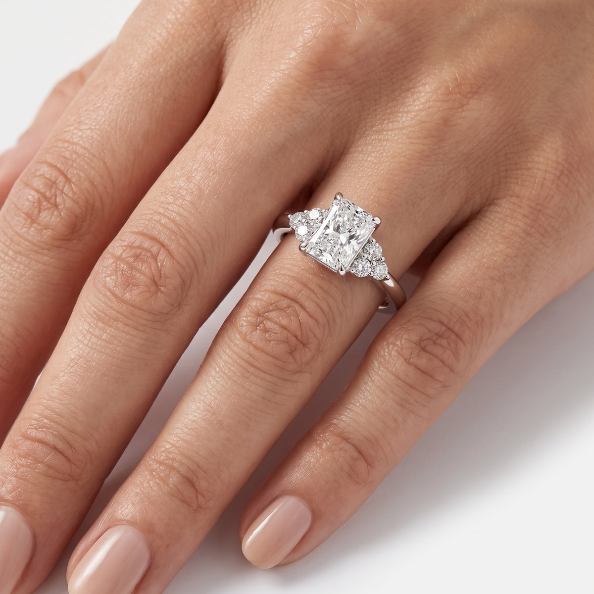_lifestyle_image@SKU:R0331-NADT01000004W #metal_14k-white-gold+origin_lab-grown+quality_ef-vs2+