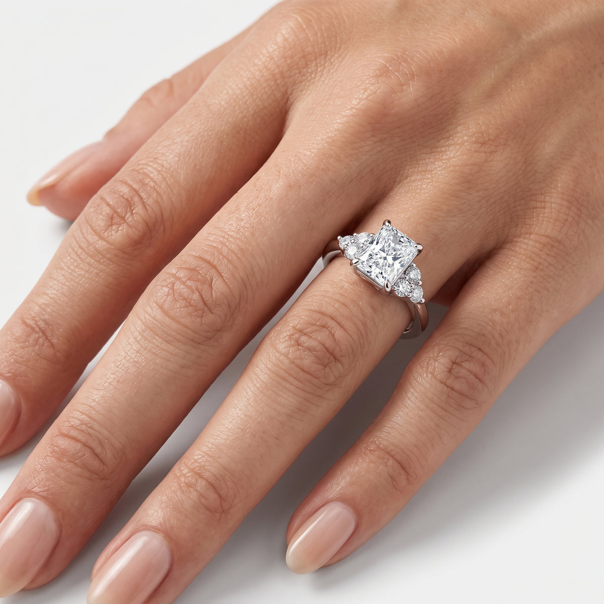 _lifestyle_image@SKU:R0331-NADT0100000PL #metal_platinum+origin_lab-grown+quality_ef-vs2+