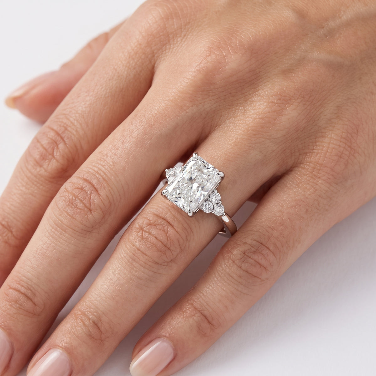 _lifestyle_image@SKU:R0331-NADT02000004W #metal_14k-white-gold+origin_lab-grown+quality_ef-vs2+