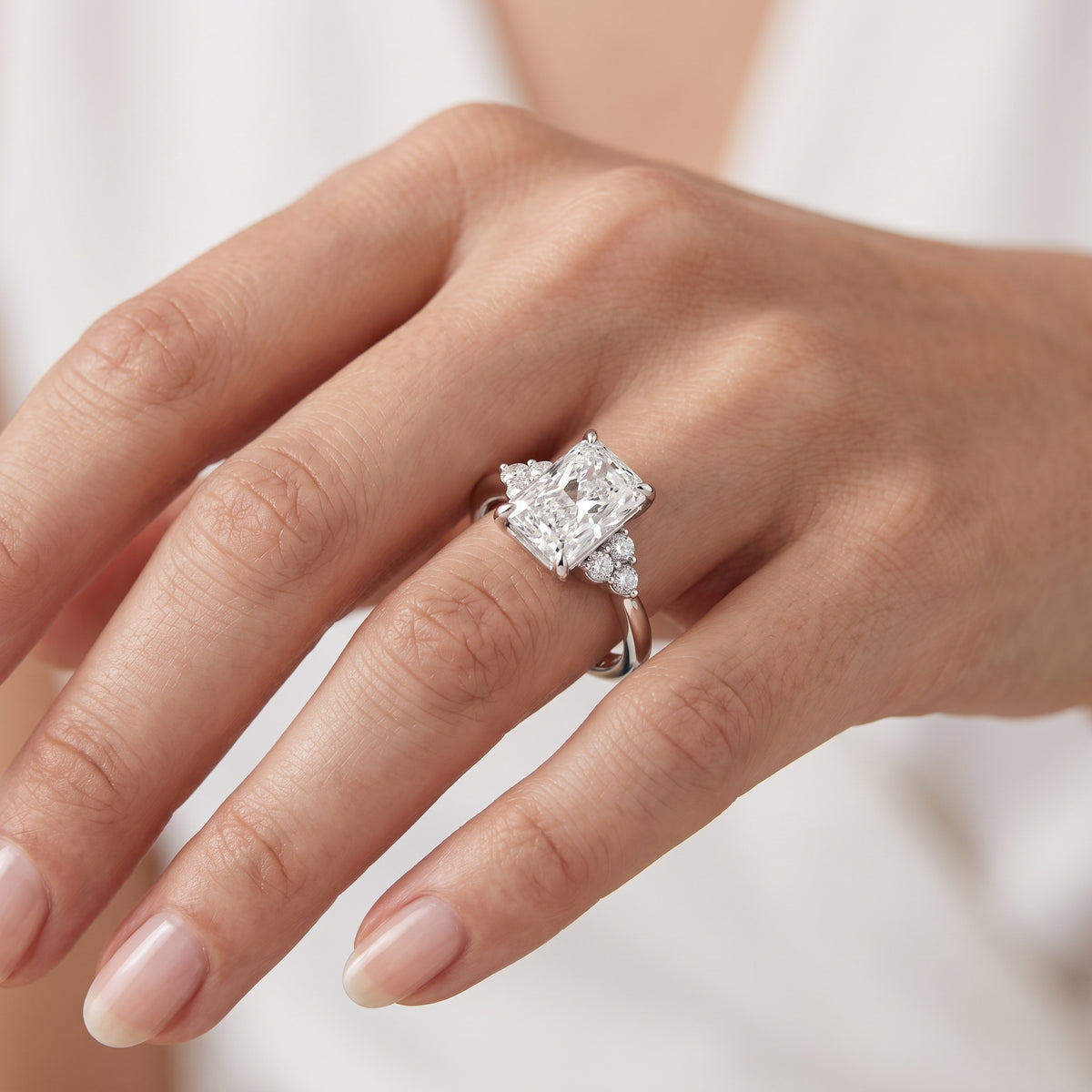 _lifestyle_image@SKU:R0331-NADT0200000PL #metal_platinum+origin_lab-grown+quality_ef-vs2+