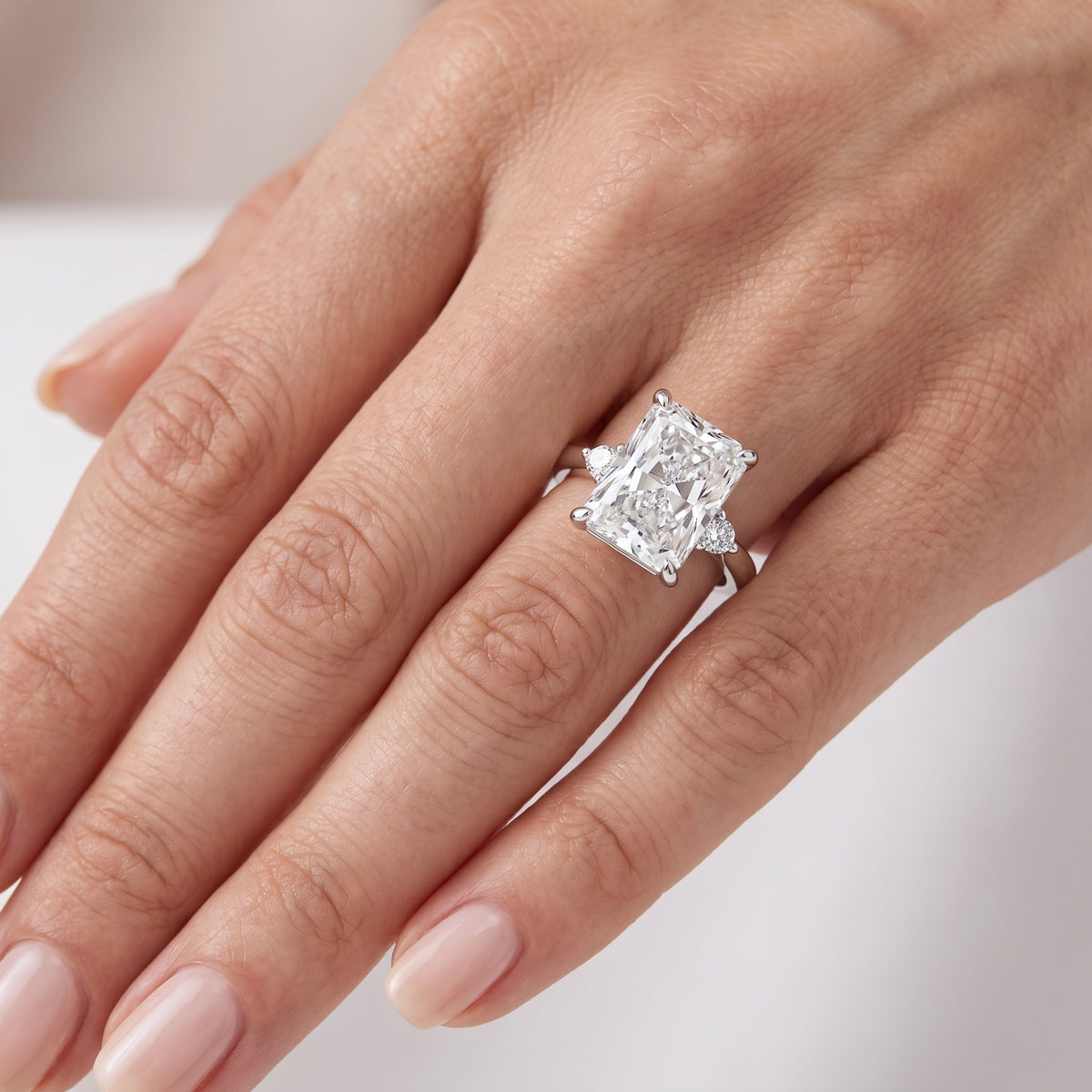 _lifestyle_image@SKU:R0331-NADT03000004W #metal_14k-white-gold+origin_lab-grown+quality_ef-vs2+