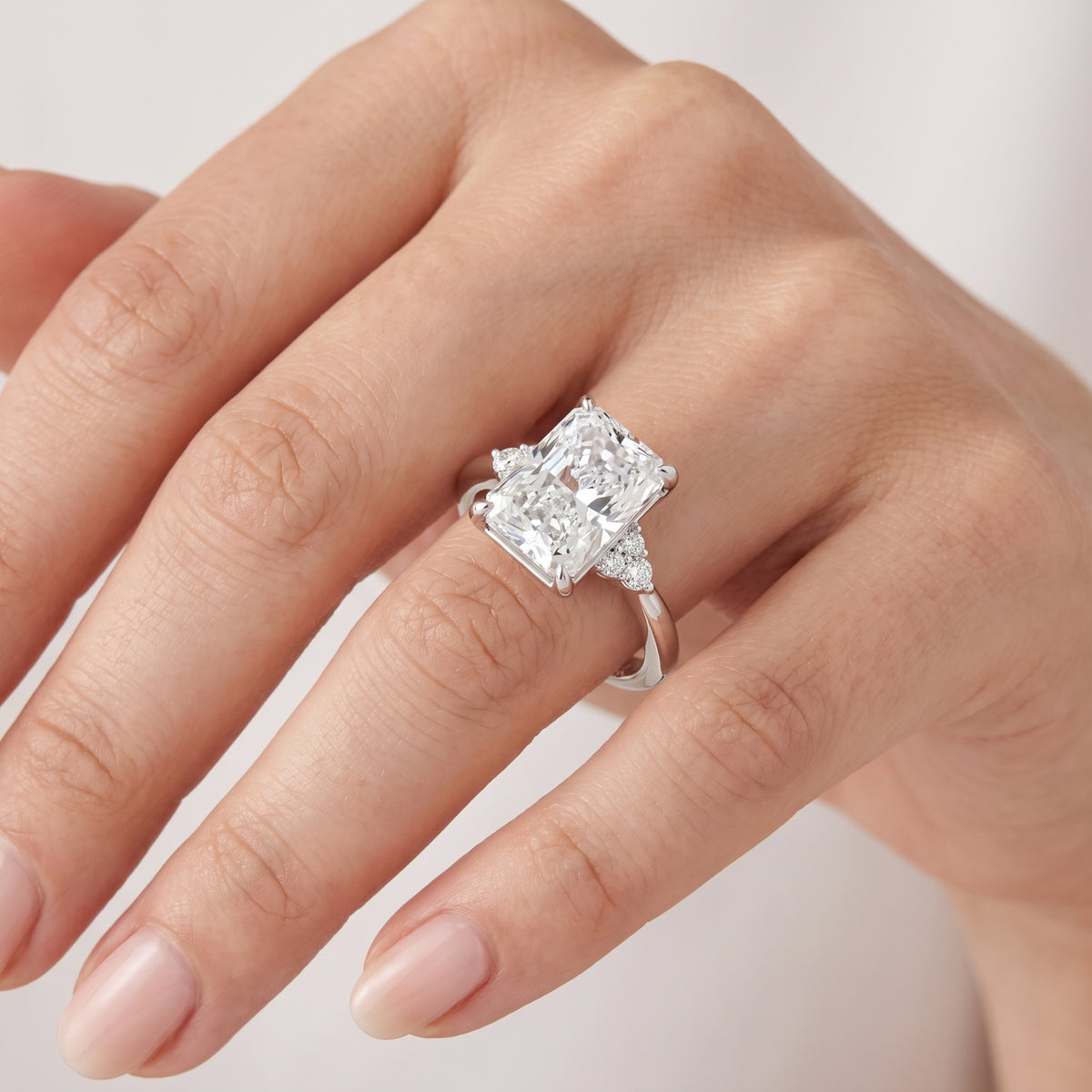 _lifestyle_image@SKU:R0331-NADT0400000PL #metal_platinum+origin_lab-grown+quality_ef-vs2+