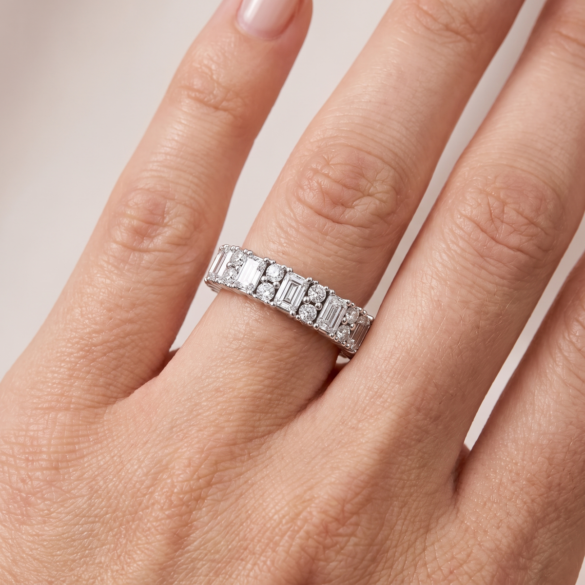 _lifestyle_image@SKU:R0371-LADE01500004W #metal_10k-white-gold+origin_lab-grown+quality_g-si