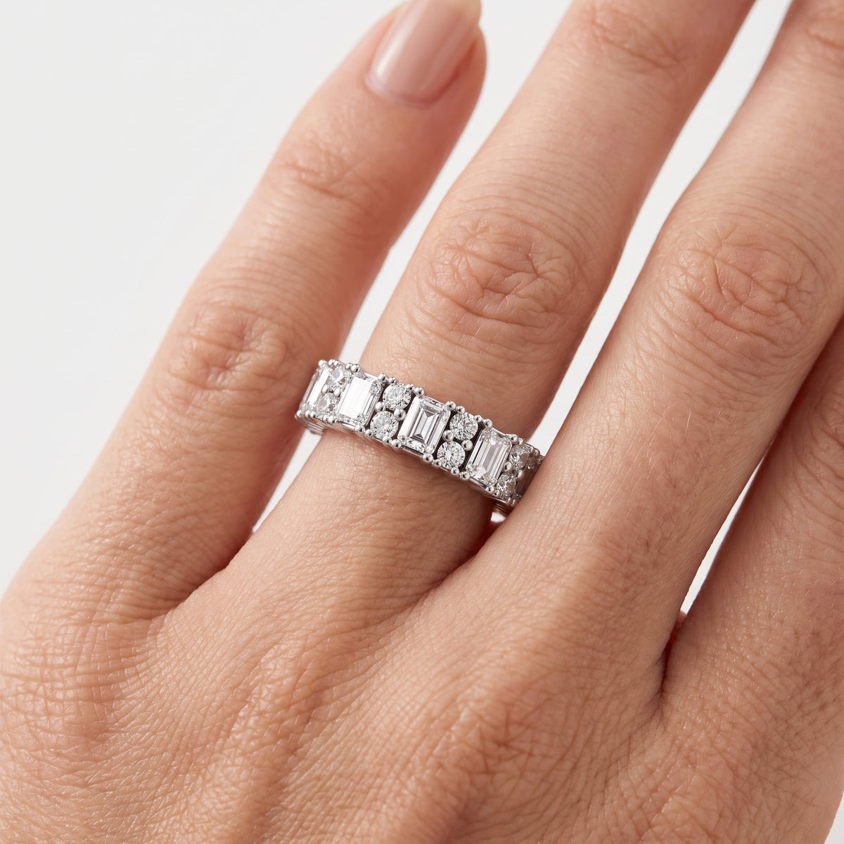 _lifestyle_image@SKU:R0371-LADE0150000DW #metal_silver+origin_lab-grown+quality_g-si