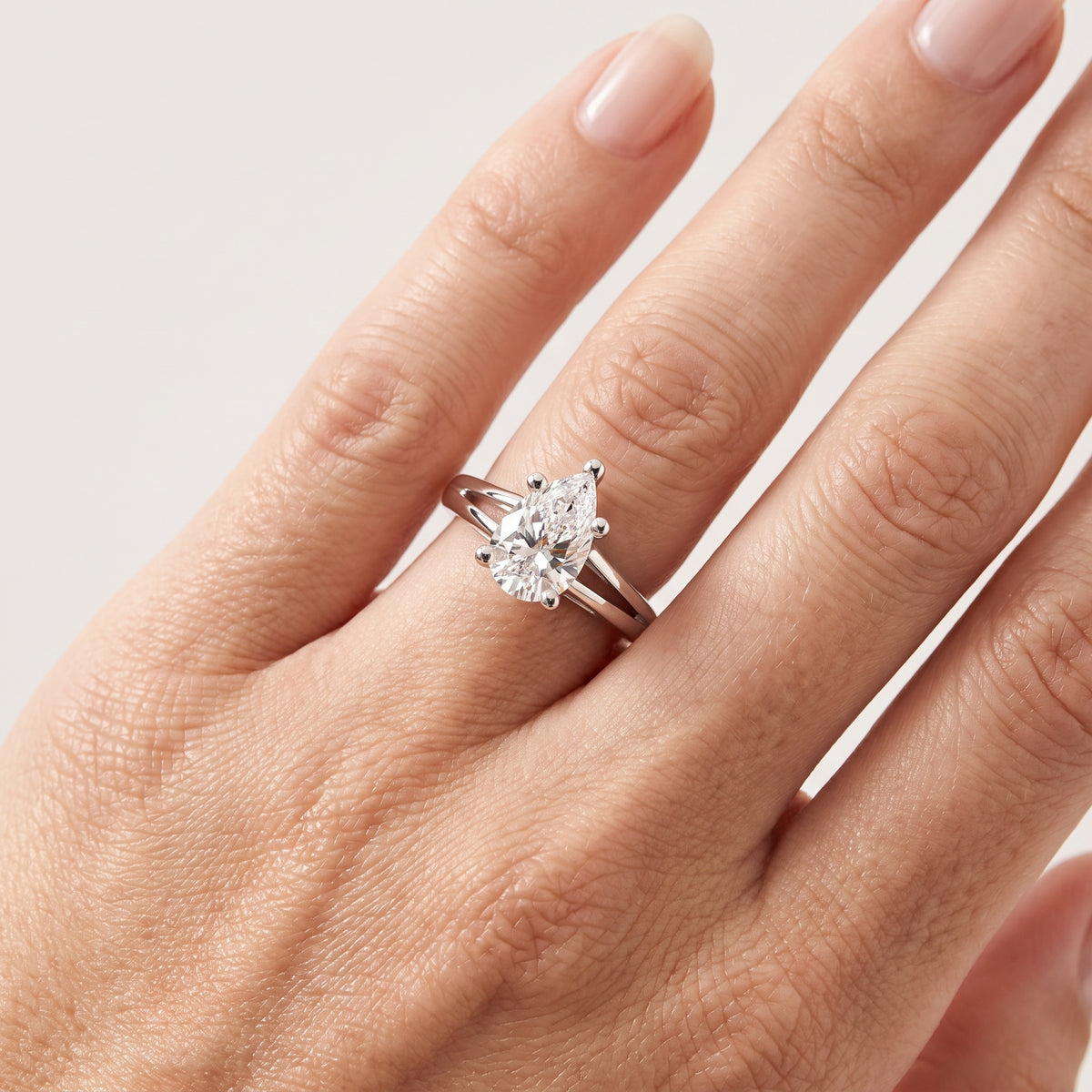 _lifestyle_image@SKU:R0464-LADD01000004W #metal_10k-white-gold+origin_lab-grown+quality_g-si
