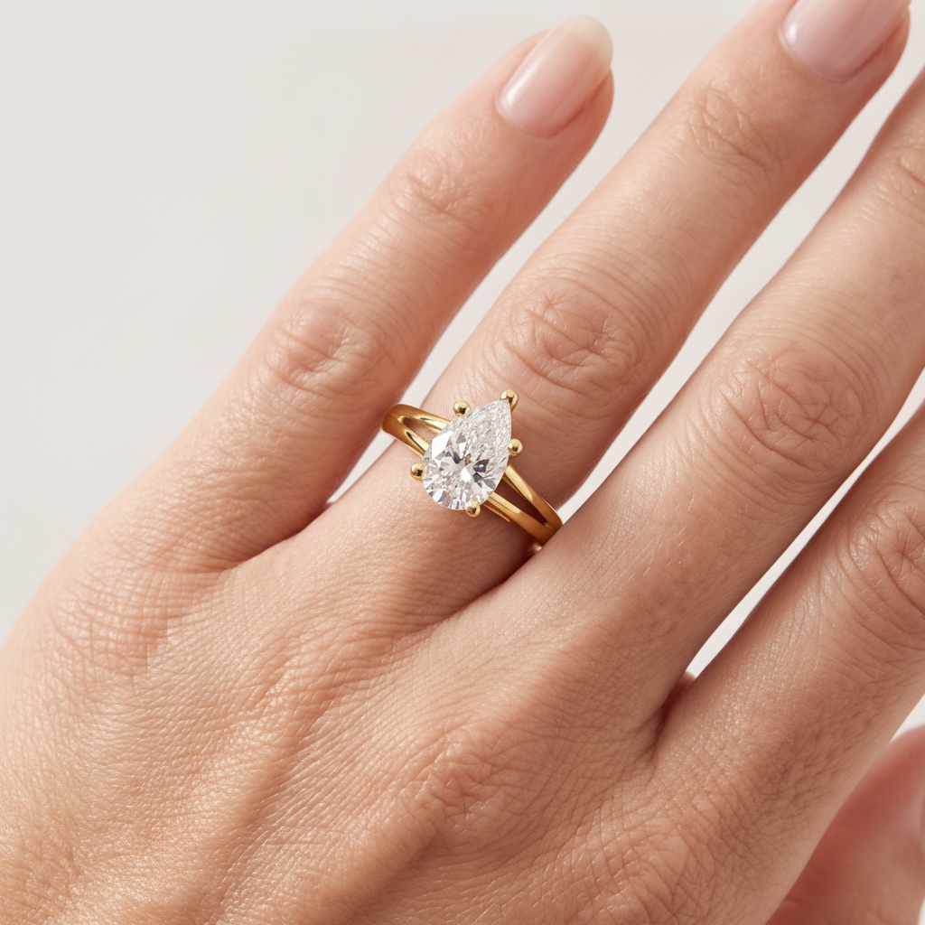 _lifestyle_image@SKU:R0464-LADD01000004Y #metal_10k-yellow-gold+origin_lab-grown+quality_g-si